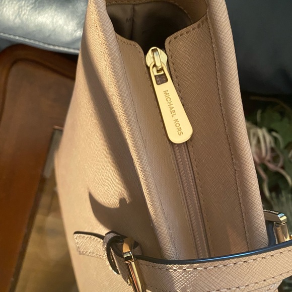 Michael Kors Jet Set Travel Tote - Picture 2 of 14